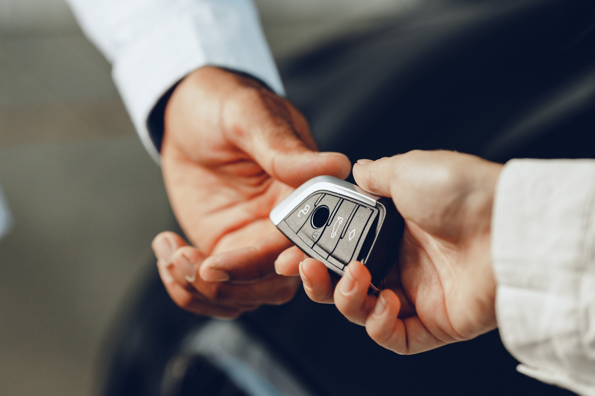 Photo de mains se passant des clefs de voiture
