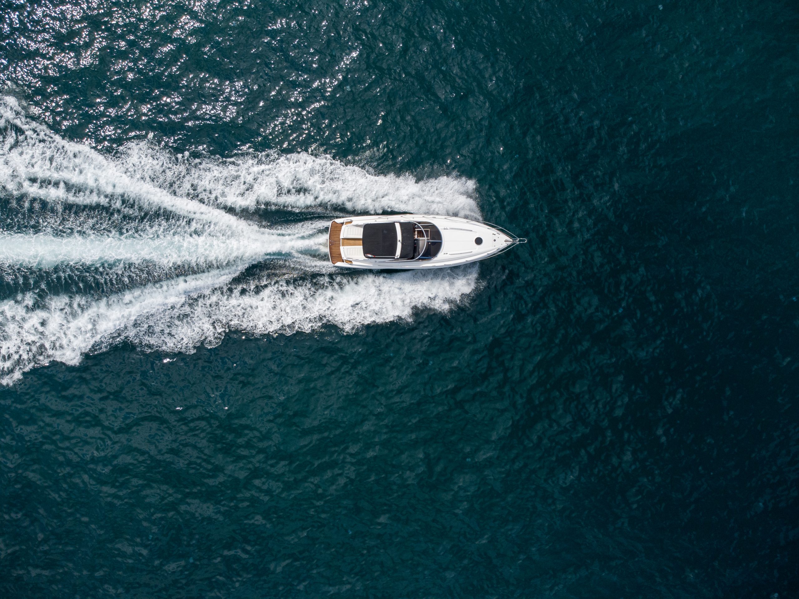 Photo aerienne d'un bateau naviguant sur la mer